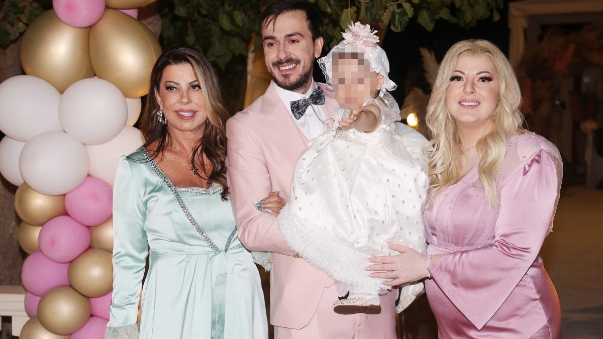 Η Όλγα Κιουρτσάκη παίζει στη θάλασσα με τη μικρή Μιχαέλα – Η Άντζελα Δημητρίου τις κοιτούσε περήφανη (Βίντεο)