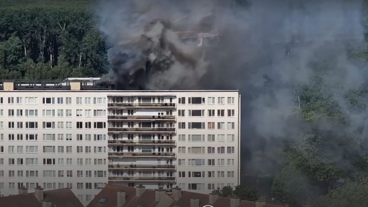 Βέλγιο: Τουλάχιστον 6 νεκροί από φωτιά σε 10ώροφη πολυκατοικία στην Αμβέρσα, αγωνία για τους εγκλωβισμένους 3 Βέλγιο: Τουλάχιστον 6 νεκροί από φωτιά σε 10ώροφη πολυκατοικία στην Αμβέρσα, αγωνία για τους εγκλωβισμένους