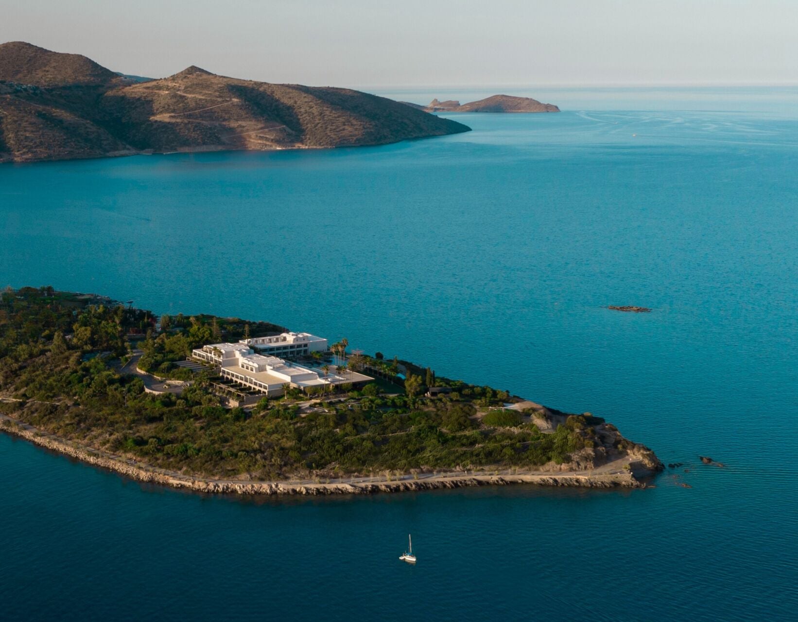 Bluegr Hotels & Resorts: βραβευμένοι σεφ, τοπικές ιστορίες και ενιαία υπογραφή το καλοκαίρι
