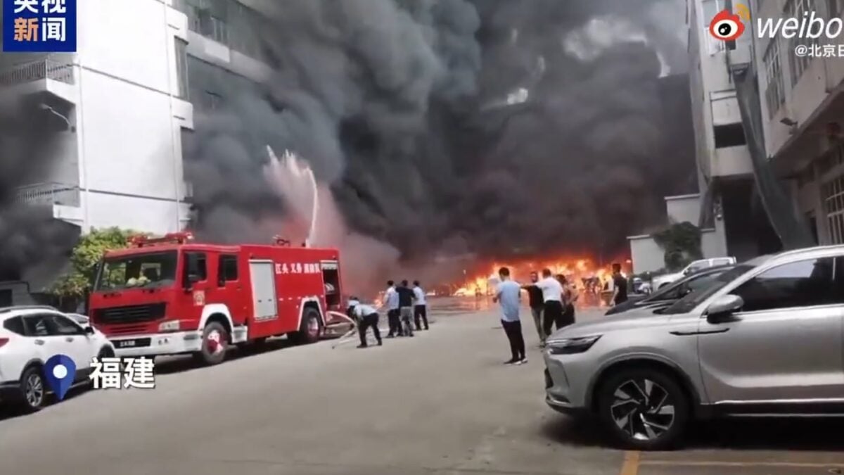 Κίνα: Φονική πυρκαγιά στο εργοστάσιο υποδημάτων – Εργαζόμενοι έχουν εγκλωβιστεί στην οροφή 1 Κίνα: Φονική πυρκαγιά στο εργοστάσιο υποδημάτων – Εργαζόμενοι έχουν εγκλωβιστεί στην οροφή