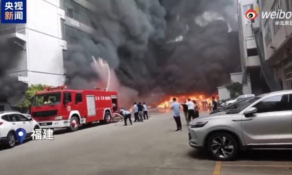 Κίνα: Φονική πυρκαγιά στο εργοστάσιο υποδημάτων – Εργαζόμενοι έχουν εγκλωβιστεί στην οροφή