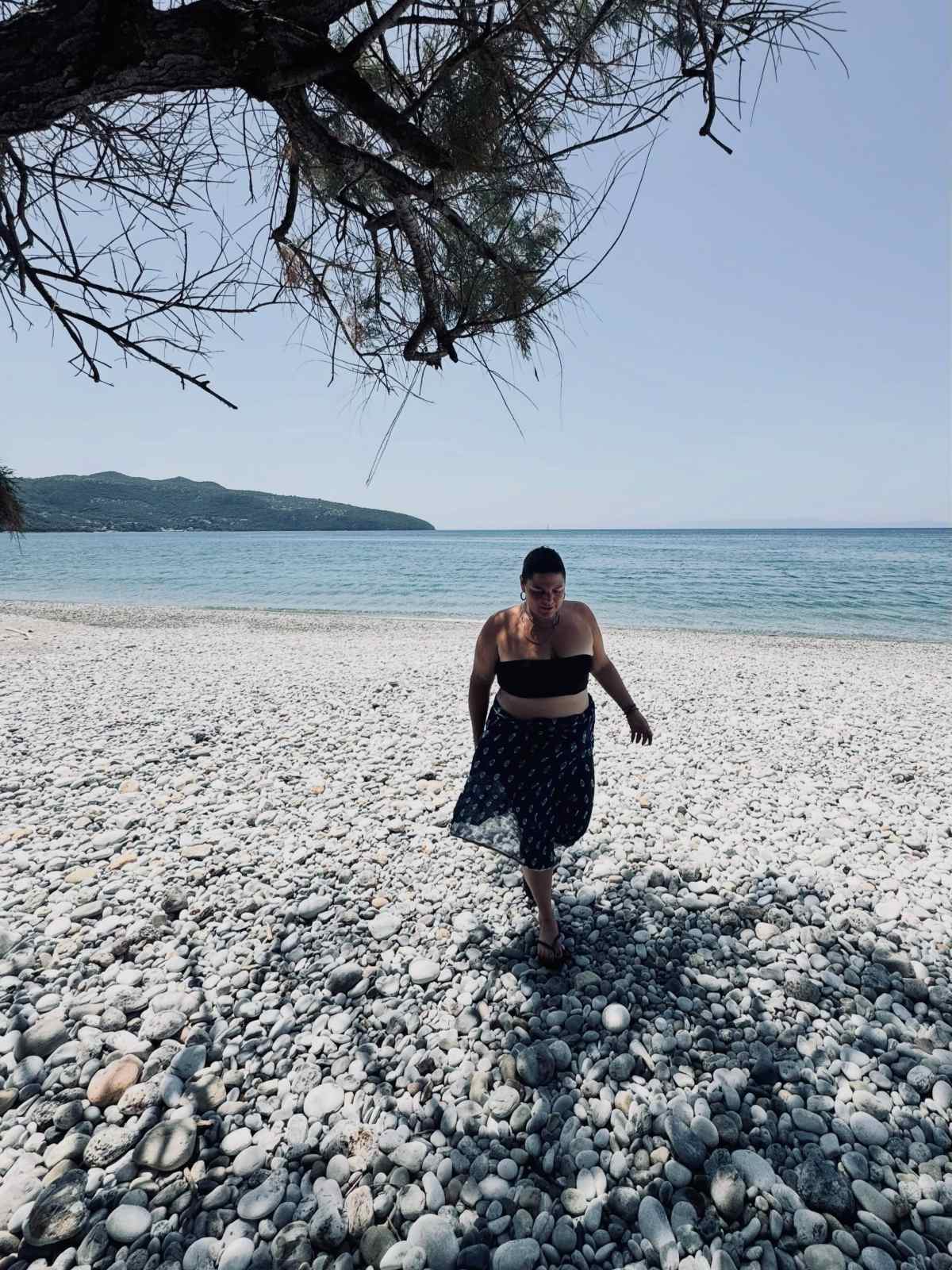 Δανάη Μπάρκα: Καλοκαίρι έρωτα, πόζες με μαγιό και τρυφερό φιλί με τον Φάνη Μπότση (Φωτογραφίες) 17 Η Δανάη Μπάρκα με μαγιό