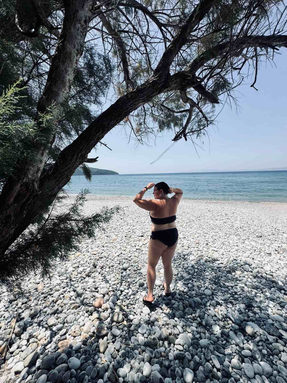 Δανάη Μπάρκα: Καλοκαίρι έρωτα, πόζες με μαγιό και τρυφερό φιλί με τον Φάνη Μπότση (Φωτογραφίες) 14 Η Δανάη Μπάρκα με μαγιό