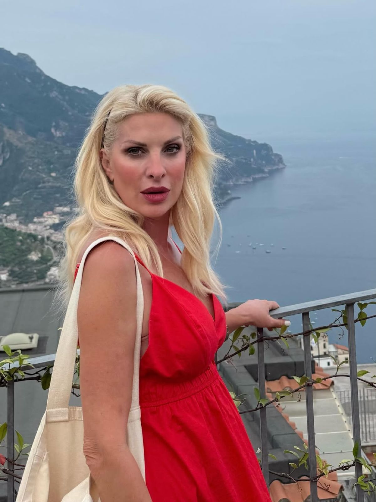 Ελένη Μενεγάκη: Πριβέ πάρτι στη Νάξο, ποιος την κάλεσε (Βίντεο ντοκουμέντο) 7 Η Ελένη Μενεγάκη στο Αμάλφι