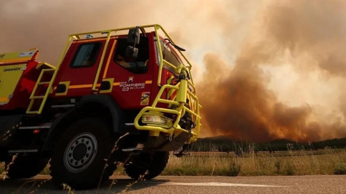 Φωτιές σε Ισπανία και Γαλλία, ξηρασία στη Βρετανία και χαλαζοπτώσεις στα Βαλκάνια – Ακραίος καιρός στην Ευρώπη 1 Φωτιές σε Ισπανία και Γαλλία, ξηρασία στη Βρετανία και χαλαζοπτώσεις στα Βαλκάνια – Ακραίος καιρός στην Ευρώπη
