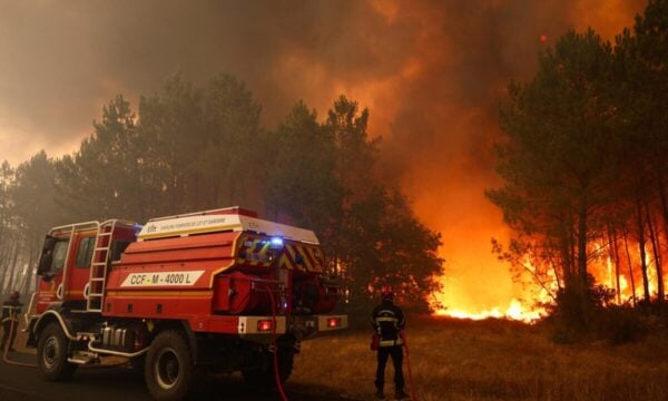 Γαλλία: Ξεπερνούν τους 50.000 οι εκτοπισμένοι από τις πυρκαγιές – Η μαρτυρία 90χρονης πυρόπληκτης