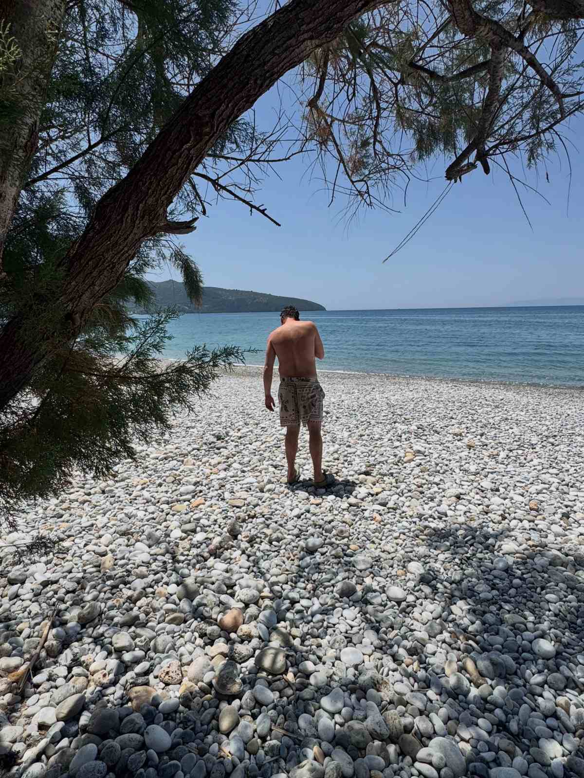 Δανάη Μπάρκα: Καλοκαίρι έρωτα, πόζες με μαγιό και τρυφερό φιλί με τον Φάνη Μπότση (Φωτογραφίες) 16 Φάνης Μπότσης
