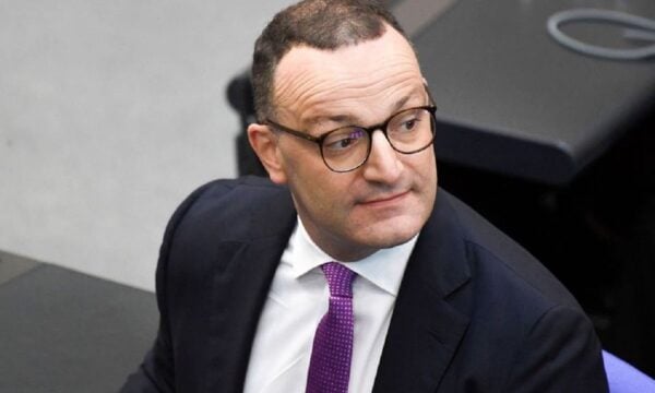 Γερμανία: Ο Γενς Σπαν παραιτήθηκε από την ηγεσία των Χριστιανοδημοκρατών μετά τον σάλο για το παιδί που απέκτησε μέσω παρένθετης μητέρας