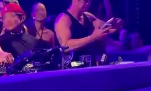 Πασίγνωστος ηθοποιός του Χόλυγουντ παραθερίζει στη Μύκονο με τη σύντροφό του