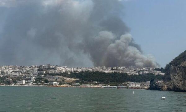 Ιταλία: Φωτιά στην περιοχή Πεσκίτσι – Απομακρύνθηκαν δια θαλάσσης πάνω από 400 άτομα στην Απουλία