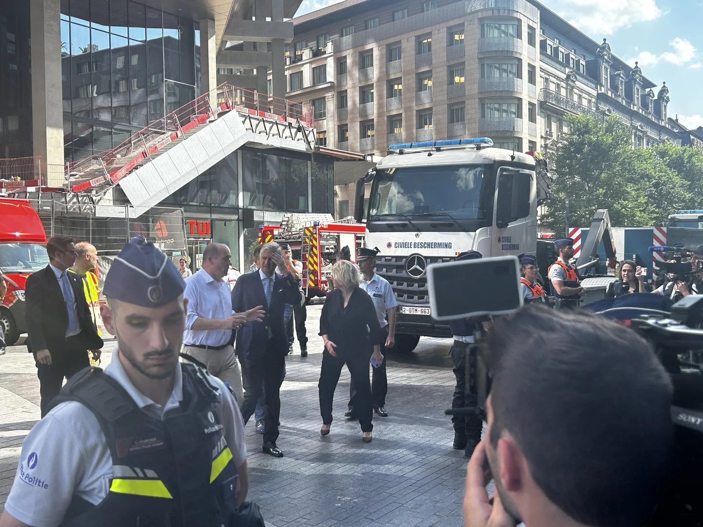Βρυξέλλες: 6 νεκροί από πυρκαγιά στον ουρανοξύστη OXY – Το χρονικό της τραγωδίας 8 Βρυξέλλες: 6 νεκροί από πυρκαγιά στον ουρανοξύστη OXY – Το χρονικό της τραγωδίας