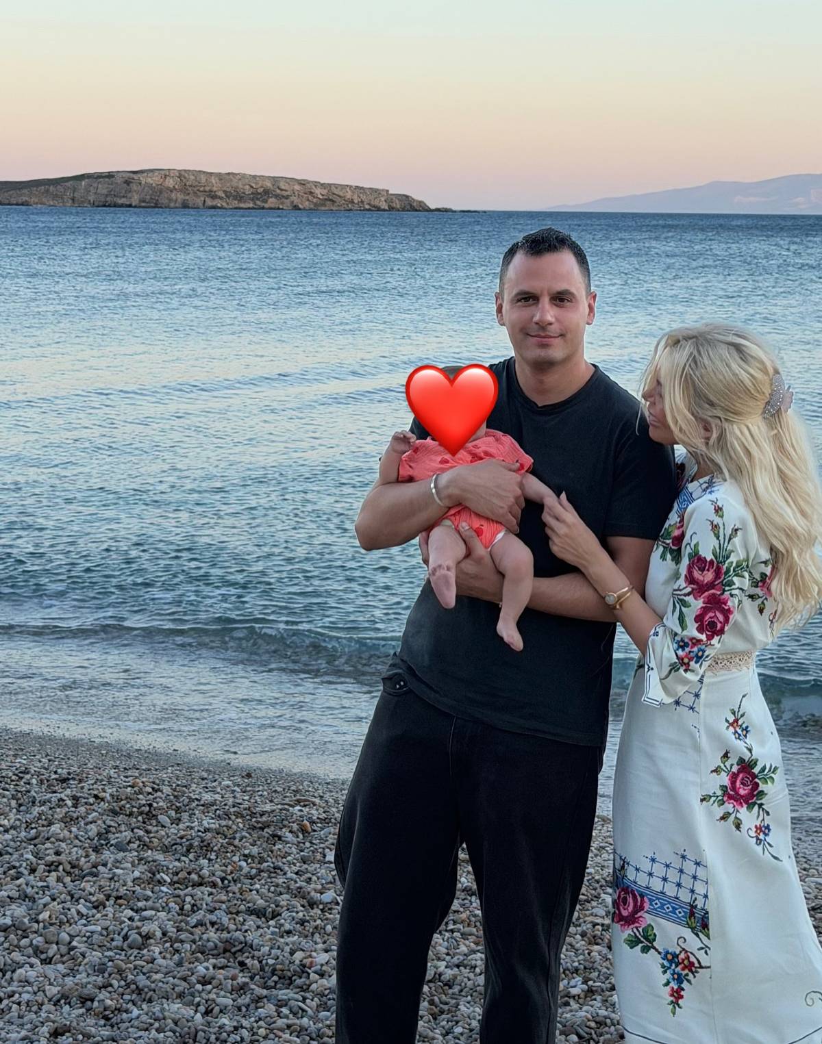 Κατερίνα Καινούργιου: Νέες φωτογραφίες με τον Παναγιώτη Κουτσουμπή και την κόρη τους 7 Η Κατερίνα Καινούργιου με τον Παναγιώτη Κουτσουμπή στην Πάρο