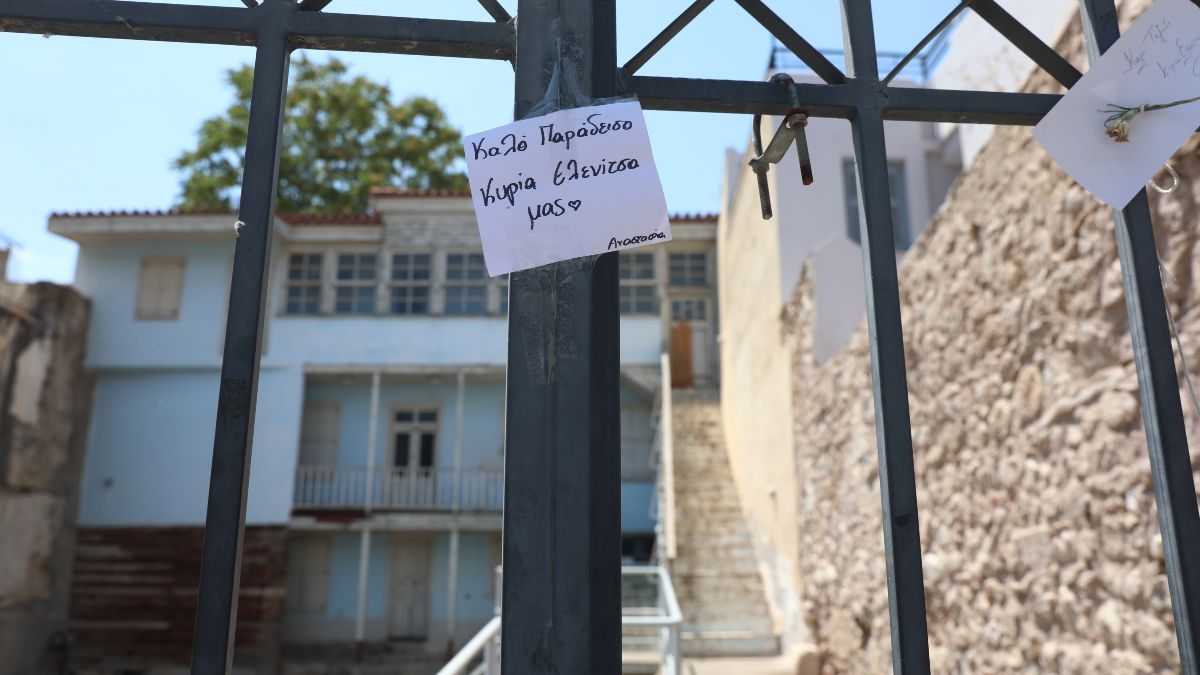 Μάρω Κοντού: Νέα μηνύματα έξω από το σπίτι της «Ελενίτσας» – «Καλό παράδεισο…» 13 Σημειώματα στην οικία Κοκοβίκου για τη Μάρω Κοντού