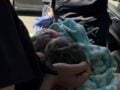 ΗΠΑ: Γυναίκα γέννησε μέσα στο αυτοκίνητο με τη βοηθεία ενός… καλωδίου φόρτισης κινητού