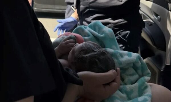 ΗΠΑ: Γυναίκα γέννησε μέσα στο αυτοκίνητο με τη βοήθεια καλωδίου φόρτισης κινητού