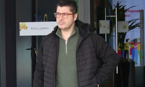 Λάμπρος Κωνσταντάρας: Έγινε έξαλλος με γυναίκα που πάρκαρε σε ράμπα αναπήρων – «Καμαρώστε μια μαλακι@νη»