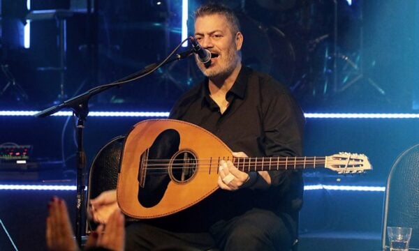 Μανώλης Κονταρός: Ακύρωσε την εμφάνισή του στο Ρέθυμνο μετά τη φονική πυρκαγιά