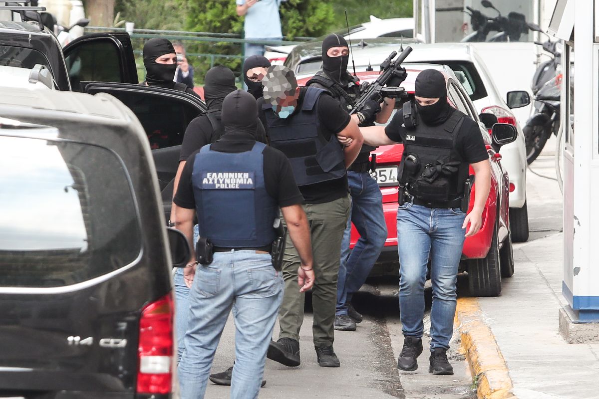 Ο Θοδωρής Αθερίδης: «Έλεγα ότι είναι καραγκιοζιλίκι, τα παίρνω όλα πίσω…» (Βίντεο) 10 Στη ΓΑΔΑ οι συλληφθέντες για την εμπρηστική επίθεση στη Marfin το 2010