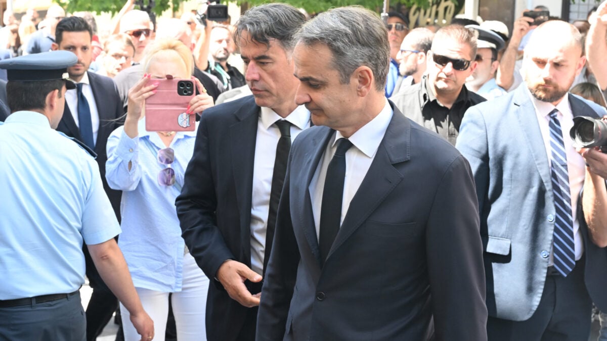 Κοζάνη: Ο Κυριάκος Μητσοτάκης στην κηδεία της μητέρας της Αφροδίτης Νέστορα – Εικόνες από την άφιξή του 2 Κοζάνη: Ο Κυριάκος Μητσοτάκης στην κηδεία της μητέρας της Αφροδίτης Νέστορα – Εικόνες από την άφιξή του