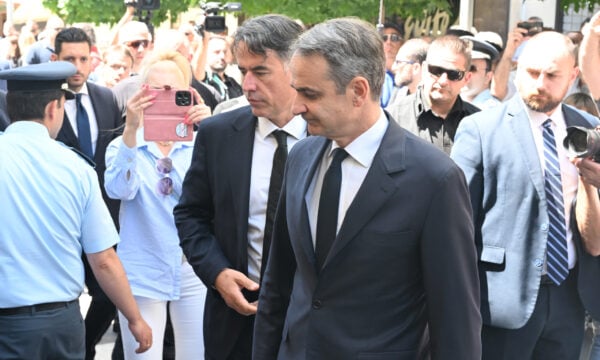 Κοζάνη: Ο Κυριάκος Μητσοτάκης στην κηδεία της μητέρας της Αφροδίτης Νέστορα – Εικόνες από την άφιξή του