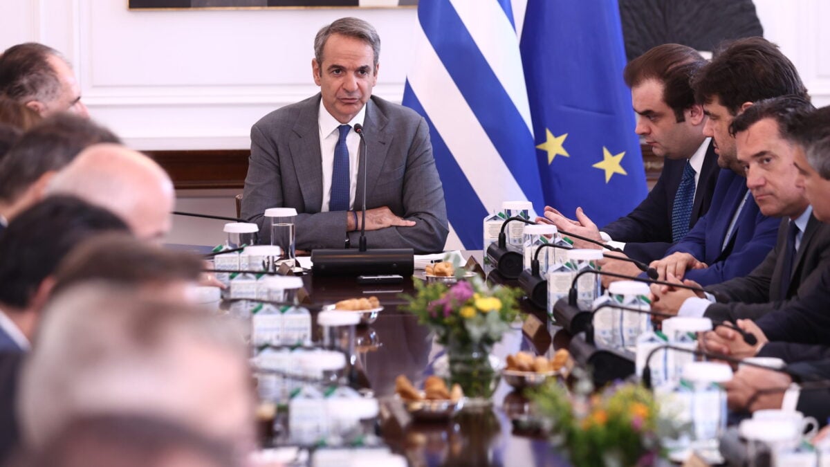 Μητσοτάκης στο Υπουργικό Συμβούλιο για νεκρούς πυροσβέστες: Η Πολιτεία τους τιμά και θωρακίζεται απέναντι στην κλιματική κρίση 3 Μητσοτάκης στο Υπουργικό Συμβούλιο για νεκρούς πυροσβέστες: Η Πολιτεία τους τιμά και θωρακίζεται απέναντι στην κλιματική κρίση