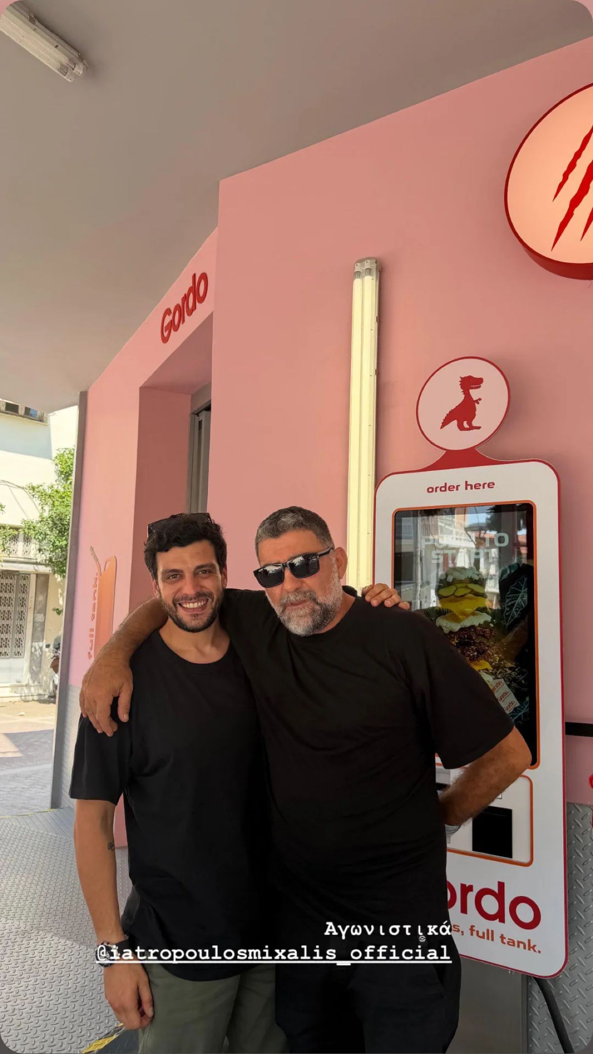 Ο Μιχάλης Ιατρόπουλος στο ίδιο μαγαζί με τον Daima