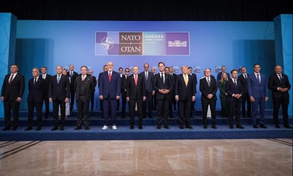 Σύνοδος ΝΑΤΟ: Η οικογενειακή φωτογραφία των ηγετών, τα γυαλιά του Μακρόν και τα παπούτσια του Ράμα