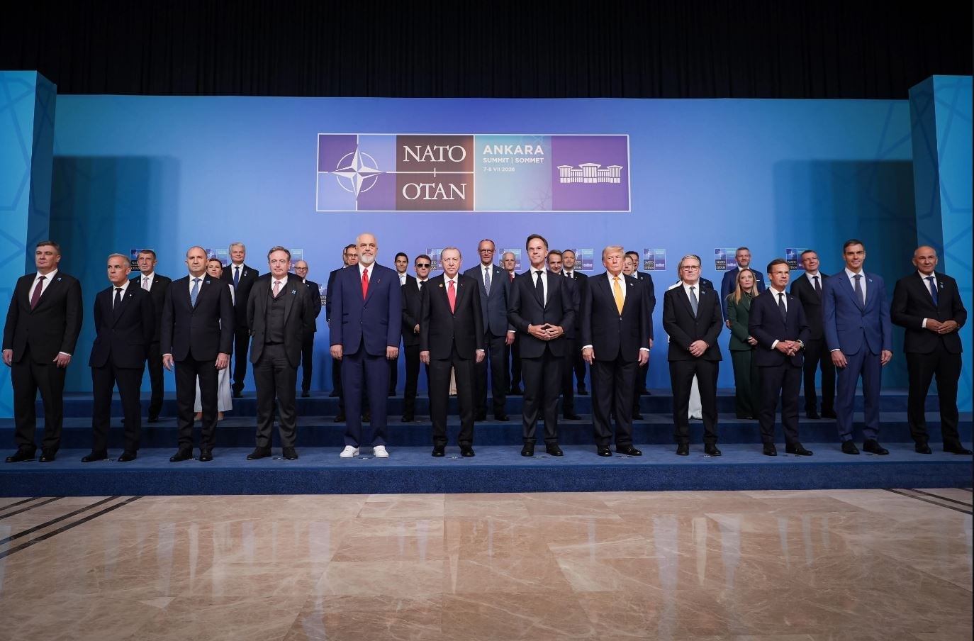 Σύνοδος ΝΑΤΟ: Η οικογενειακή φωτογραφία των ηγετών, τα γυαλιά του Μακρόν και τα παπούτσια του Ράμα