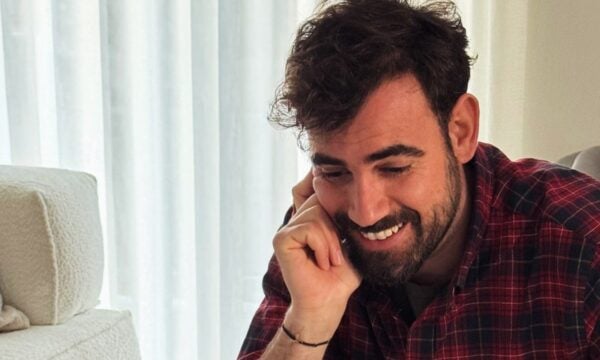 Νίκος Πολυδερόπουλος: Παιχνίδι με τον γιο του και η λεπτομέρεια στο δωμάτιο (φωτογραφίες)