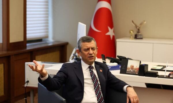 Τουρκία: Ο Οζγκιούρ Οζέλ αποχωρεί από το CHP και ιδρύει το Yeni Parti – «Το Νέο Κόμμα ιδρύθηκε από τον λαό μας»