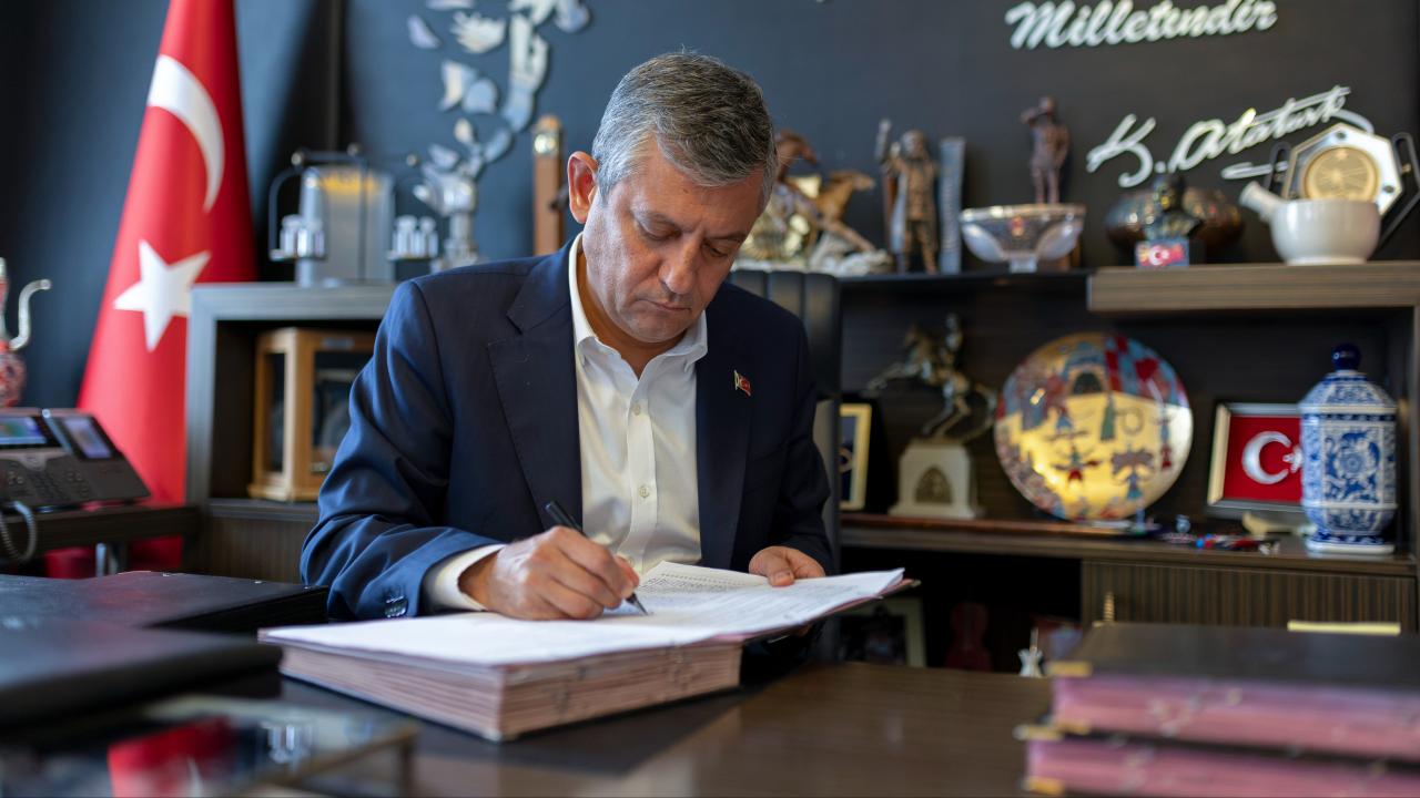 Τουρκία: Ο Οζγκιούρ Οζέλ αποχωρεί από το CHP και ιδρύει το Yeni Parti – «Το Νέο Κόμμα ιδρύθηκε από τον λαό μας»