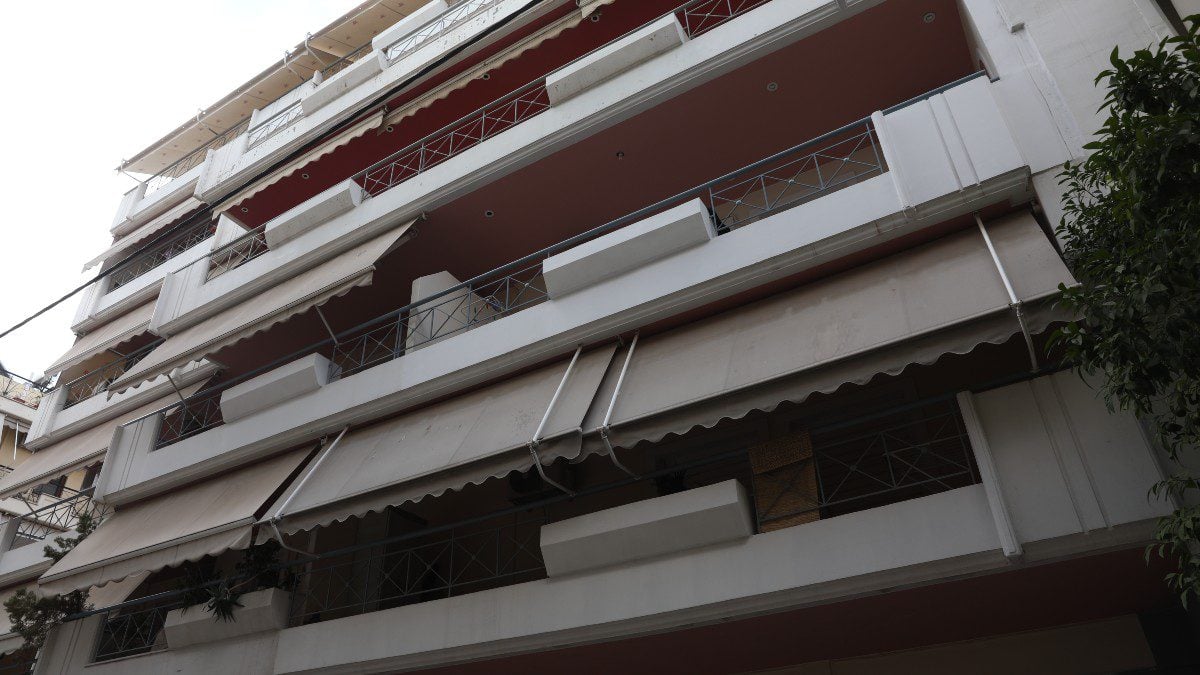 Πειραιάς: Μακάβριο εύρημα στο γκαράζ - Τι είδαν οι Αρχές μέσα στο αυτοκίνητο (Βίντεο) 11 Ζευγάρι εντοπίστηκε νεκρό σε γκαράζ στον Πειραιά