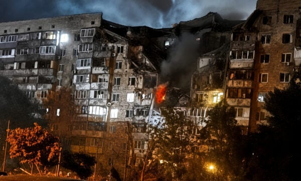 Πόλεμος στην Ουκρανία: Νέα ρωσική επίθεση στο Κίεβο – Εγκλωβισμένοι σε πολυκατοικία