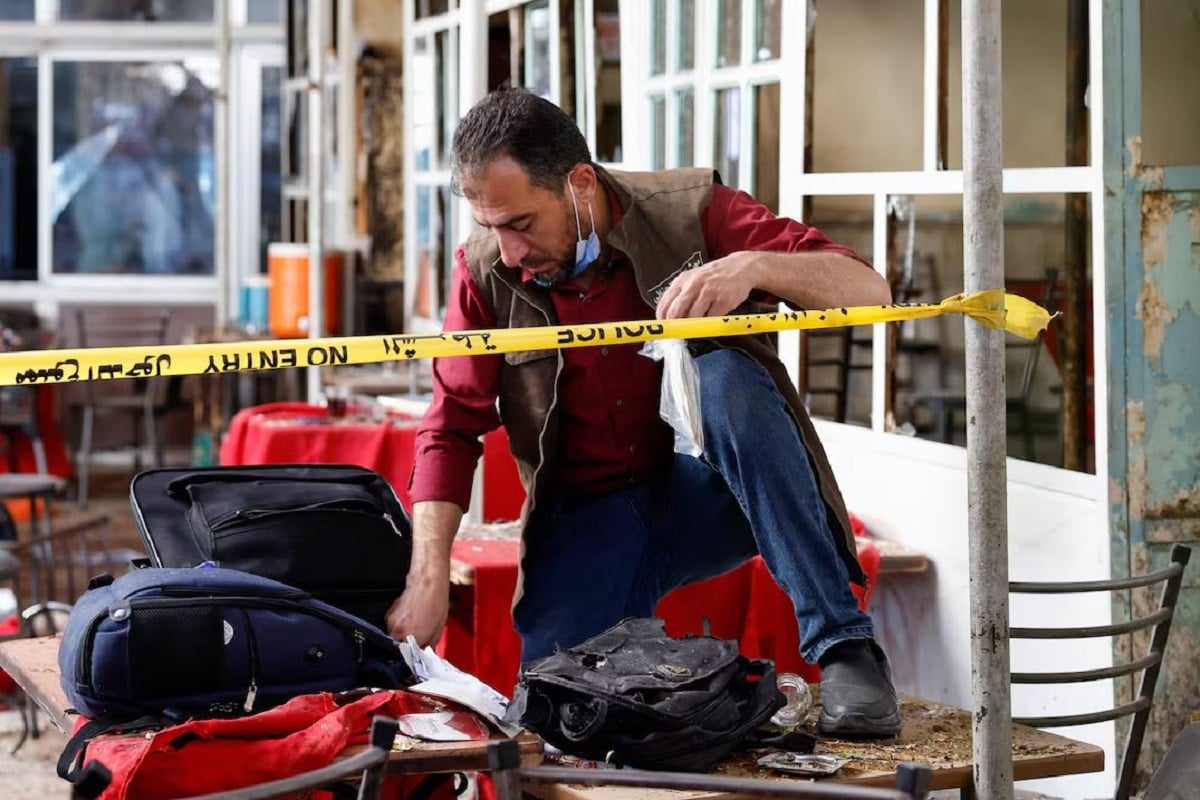 Συρία: 6 νεκροί και 22 τραυματίες από βομβιστική επίθεση στη Δαμασκό – Οι υποψίες στρέφονται στο ISIS 8 Διασώστης επιχειρεί στο σημείο της έκρηξης σε καφετέρια στο κέντρο της Δαμασκού, στις 2 Ιουλίου 2026. (Reuters/Yamaam Al Shaar)