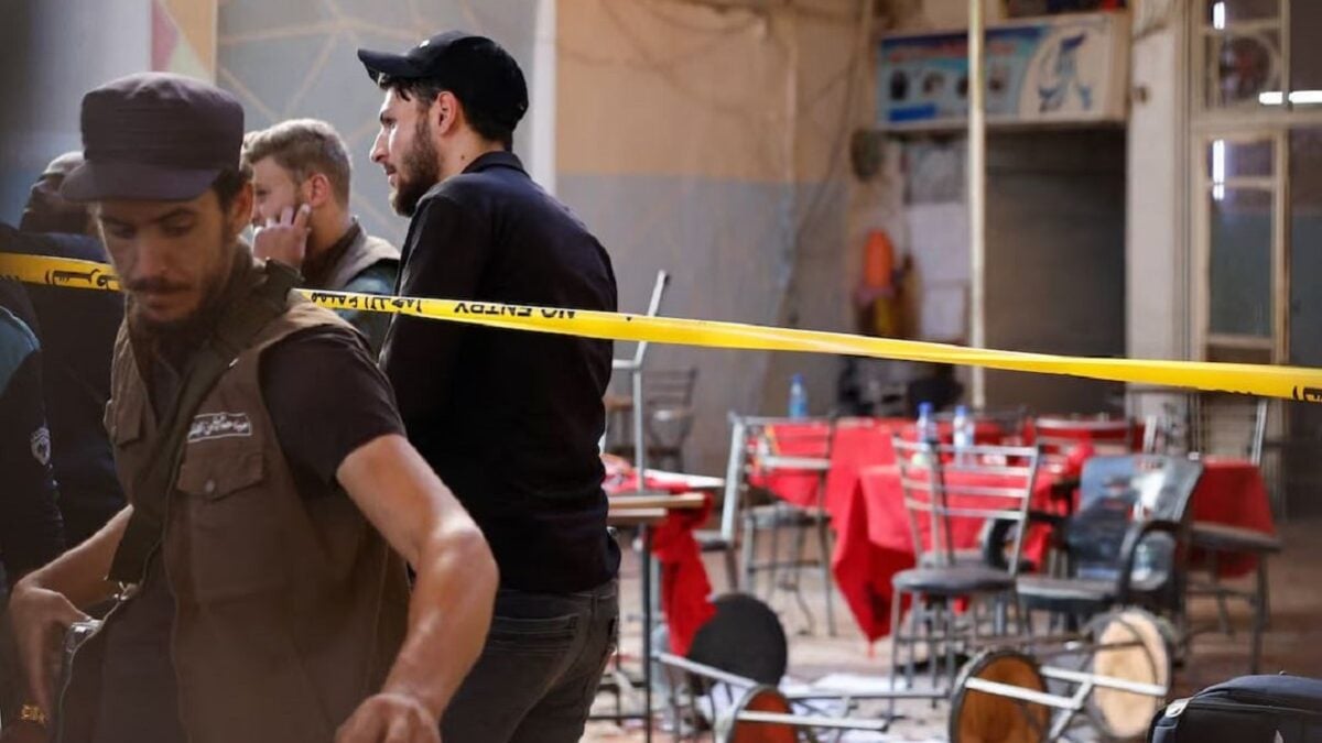 Συρία: 6 νεκροί και 22 τραυματίες από βομβιστική επίθεση στη Δαμασκό – Οι υποψίες στρέφονται στο ISIS 3 Συρία: 6 νεκροί και 22 τραυματίες από βομβιστική επίθεση στη Δαμασκό – Οι υποψίες στρέφονται στο ISIS