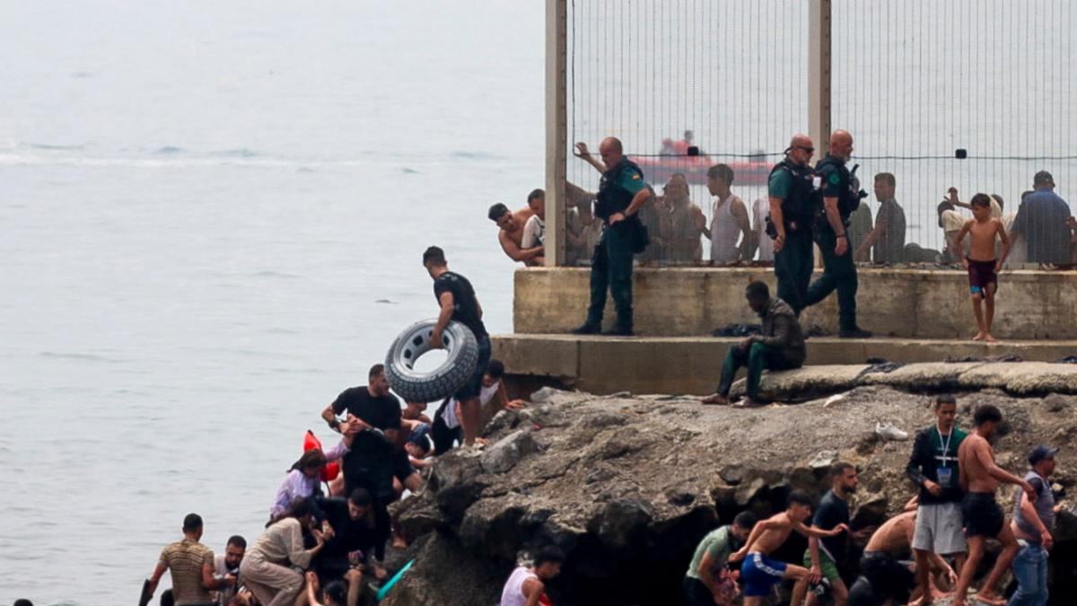 Ισπανία: Τουλάχιστον 9 νεκροί στη Θέουτα μετά την είσοδο χιλιάδων μεταναστών από το Μαρόκο, στέλνει στρατό η κυβέρνηση 1 Ισπανία: Τουλάχιστον 9 νεκροί στη Θέουτα μετά την είσοδο χιλιάδων μεταναστών από το Μαρόκο, στέλνει στρατό η κυβέρνηση