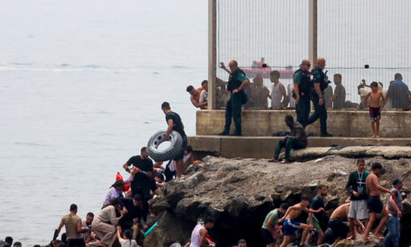 Ισπανία: Τουλάχιστον 9 νεκροί στη Θέουτα μετά την είσοδο χιλιάδων μεταναστών από το Μαρόκο, στέλνει στρατό η κυβέρνηση