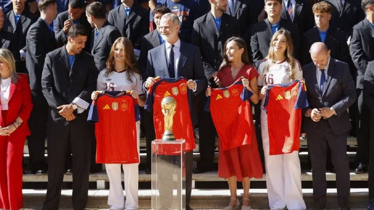 Ισπανία γιορτάζει το Μουντιάλ: βασιλική οικογένεια υποδέχθηκε τους παγκόσμιους πρωταθλητές 5 Ισπανία γιορτάζει το Μουντιάλ: βασιλική οικογένεια υποδέχθηκε τους παγκόσμιους πρωταθλητές