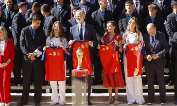 Ισπανία γιορτάζει το Μουντιάλ: βασιλική οικογένεια υποδέχθηκε τους παγκόσμιους πρωταθλητές