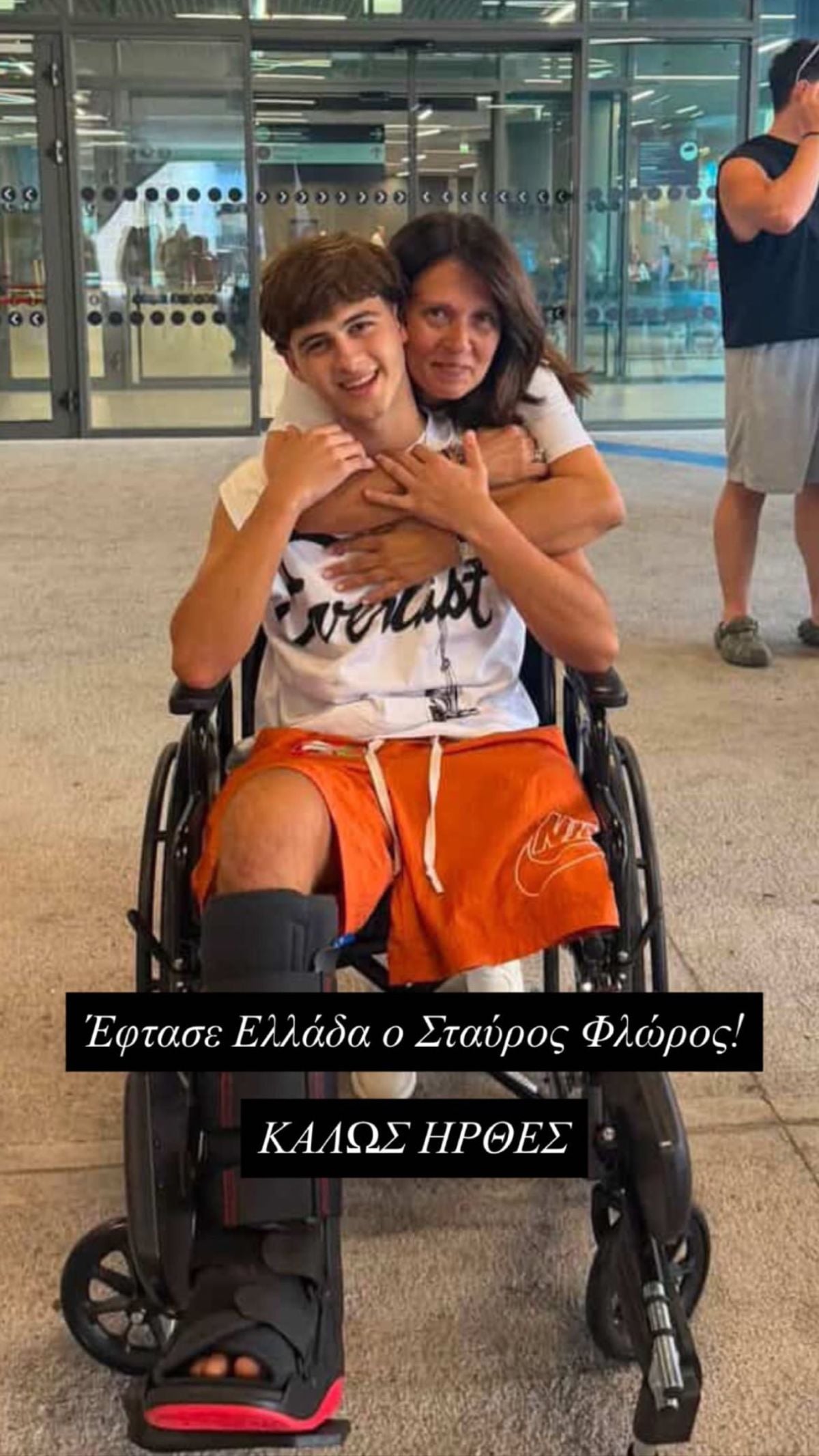 Σταύρος Φλώρος: Επέστρεψε στην Ελλάδα δύο μήνες μετά το σοβαρό ατύχημα στο Survivor – Πρώτη φωτογραφία από το αεροδρόμιο 7 Ο Σταύρος Φλώρος στην Ελλάδα