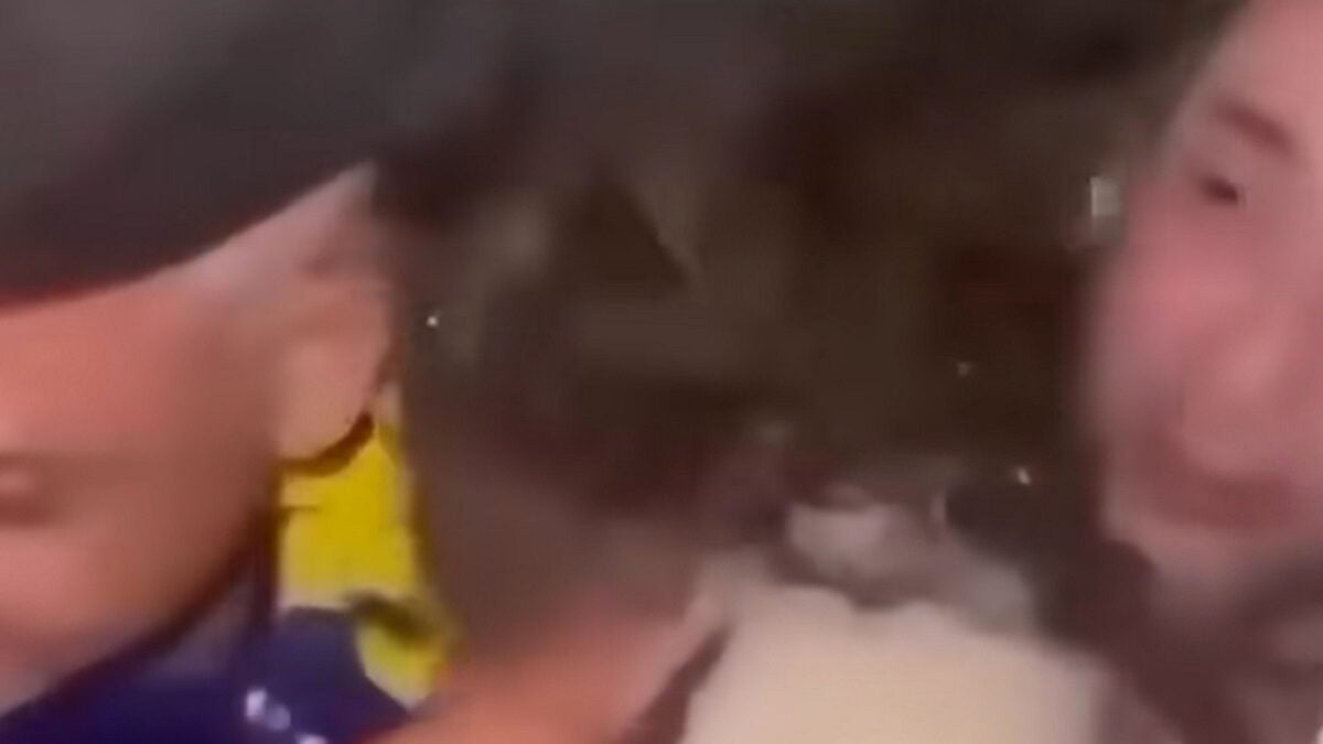 Βενεζουέλα: Πατέρας ανασύρει ζωντανή την κόρη του από τα συντρίμμια – ΒΙΝΤΕΟ 1 Βενεζουέλα: Πατέρας ανασύρει ζωντανή την κόρη του από τα συντρίμμια – ΒΙΝΤΕΟ