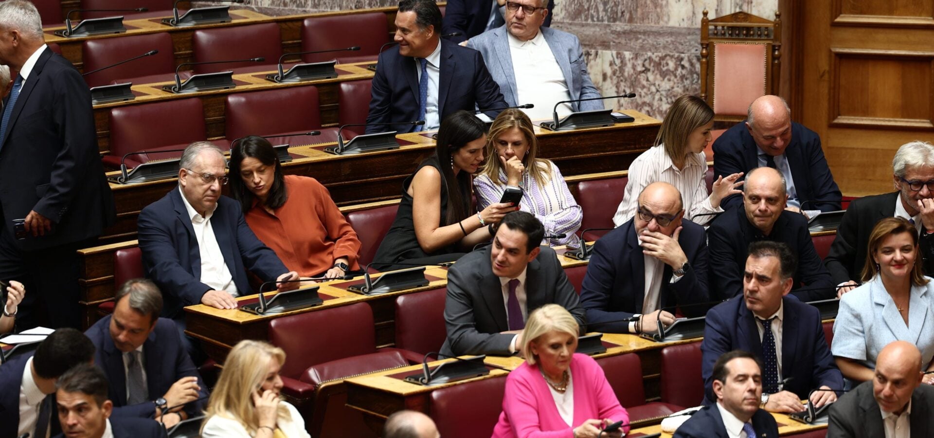 Στην επόμενη Βουλή θα κριθεί η Αναθεώρηση του Συντάγματος – «Παρών» από Μπακογιάννη στο άρθρο για τη θητεία του ΠτΔ