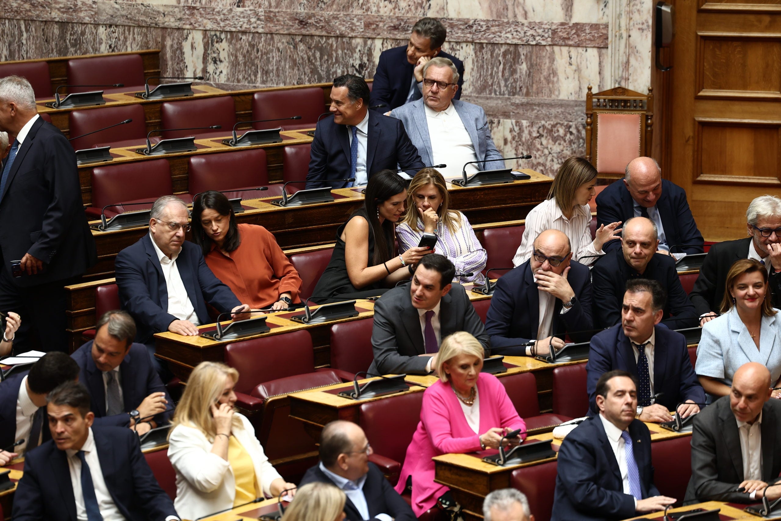 Στην επόμενη Βουλή θα κριθεί η Αναθεώρηση του Συντάγματος – «Παρών» από Μπακογιάννη στο άρθρο για τη θητεία του ΠτΔ