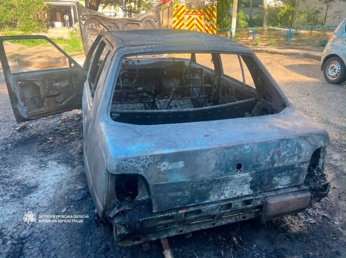 Ρωσικές επιθέσεις στην Ουκρανία: 14 νεκροί και πάνω από 160 τραυματίες σε ένα 24ωρο 10 Καμένο αυτοκίνητο στην περιφέρεια Ντνιπροπετρόφσκ μετά από ρωσική επίθεση με drones, πυροβολικό και κατευθυνόμενες αεροπορικές βόμβες. (Περιφερειακή Στρατιωτική Διοίκηση Ντνιπροπετρόφσκ)