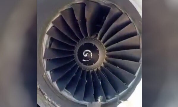 Ryanair: Νέα βίντεο από την πτήση με το σπασμένο παράθυρο, η ζημιά στον κινητήρα και ο πανικός στην καμπίνα