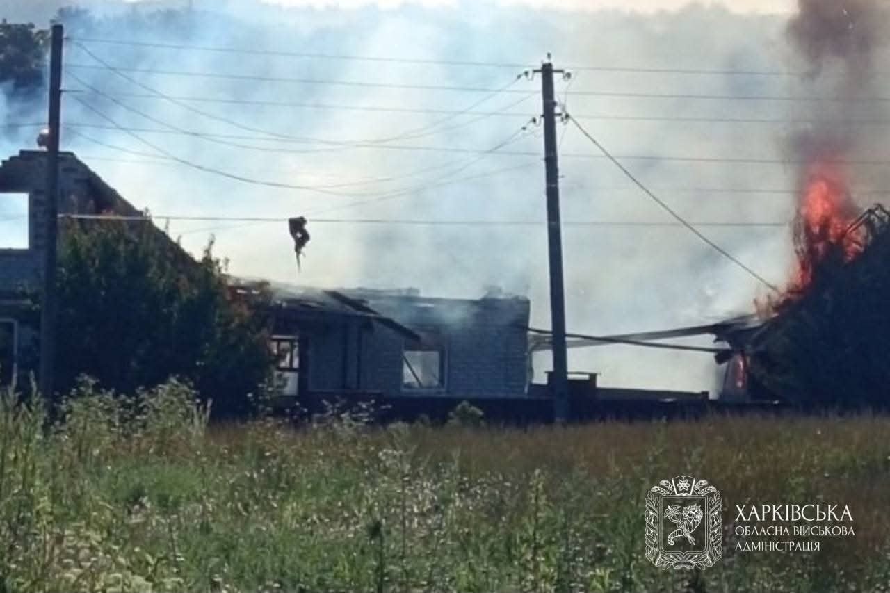 Ρωσικά πλήγματα σε όλη την Ουκρανία: 11 νεκροί και 62 τραυματίες το τελευταίο 24ωρο – Χτυπήθηκε εμπορικό πλοίο στο λιμάνι της Οδησσού 13 Καπνοί υψώνονται από κατοικίες που υπέστησαν ζημιές μετά από ρωσική επίθεση στην περιφέρεια του Χαρκόβου. Πηγή: Περιφερειακή Στρατιωτική Διοίκηση Χαρκόβου.