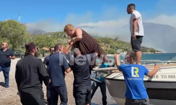 Φωτιά στη Βοιωτία: Εικόνες από την εκκένωση στον Άγιο Βασίλειο, έχουν απομακρυνθεί πάνω από 200 άτομα