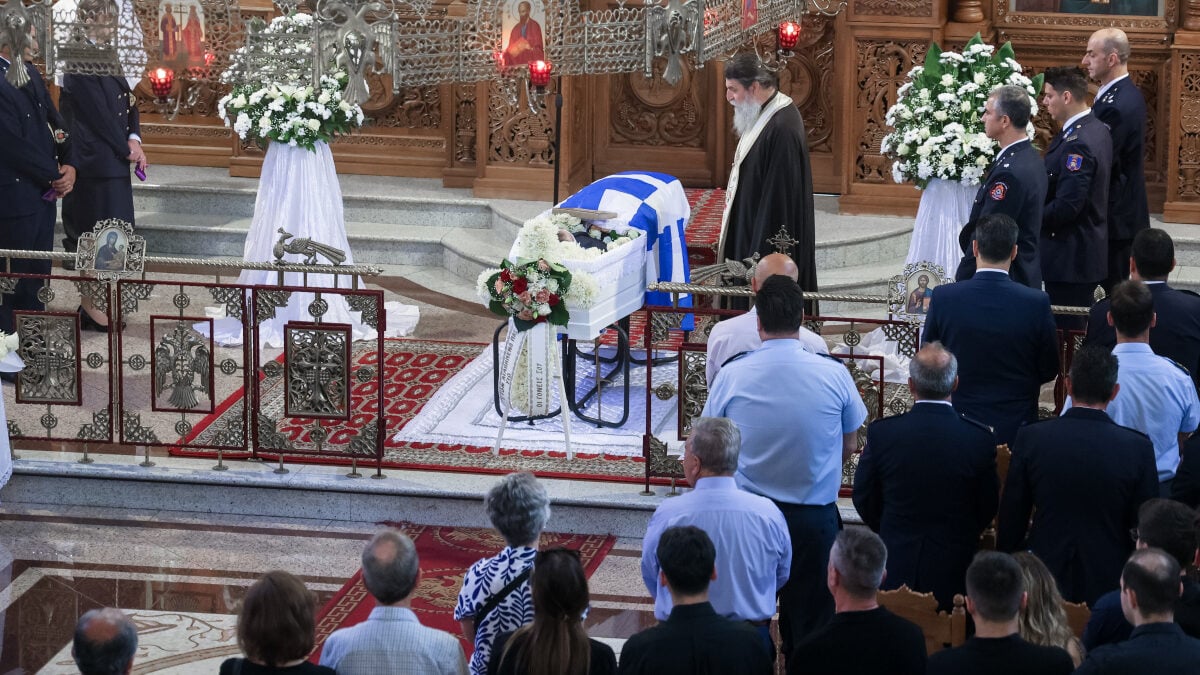 Κωνσταντίνος Λαιμοδέτης: Θρήνος στην κηδεία του 27χρονου Ανθυποπυραγού που έχασε τη ζωή του στο Γύθειο 7 Κωνσταντίνος Λαιμοδέτης: Θρήνος στην κηδεία του 27χρονου Ανθυποπυραγού που έχασε τη ζωή του στο Γύθειο