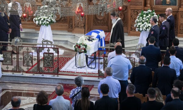 Κωνσταντίνος Λαιμοδέτης: Θρήνος στην κηδεία του 27χρονου Ανθυποπυραγού που έχασε τη ζωή του στο Γύθειο