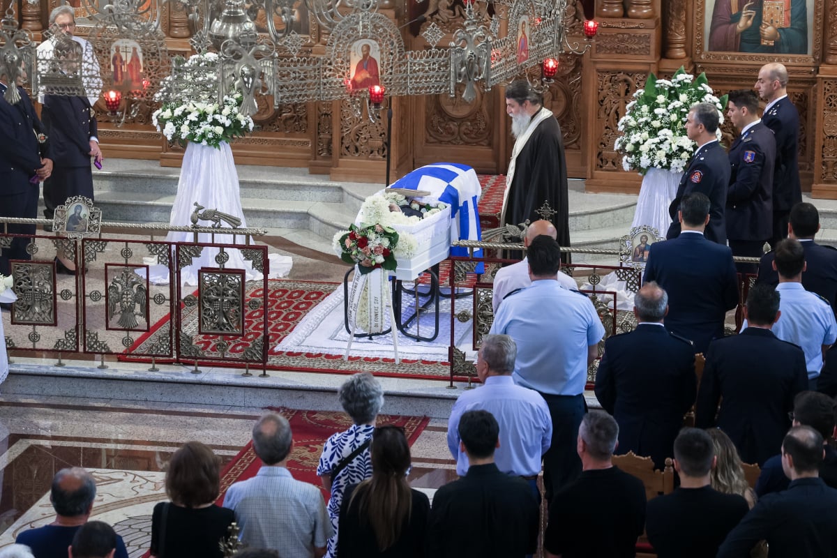 Κωνσταντίνος Λαιμοδέτης: Θρήνος στην κηδεία του 27χρονου Ανθυποπυραγού που έχασε τη ζωή του στο Γύθειο